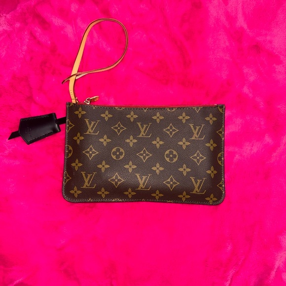 AUTHENTIC LOUIS VUITTON wrist bag/ wristlet. New - Picture 2 of 7